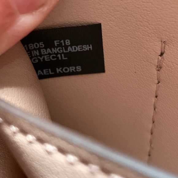 Micheal Kors crossbody bag - gold hardware - Picture 9 of 10